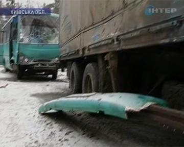 Под Киевом маршрутка столкнулась с грузовиком