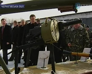 Янукович поздравил военных с Днем защитника отечества