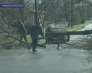 Украину штормит, Москву засыпало снегом