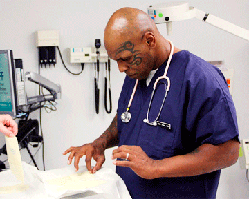 Майк Тайсон подрабатывает медбратом