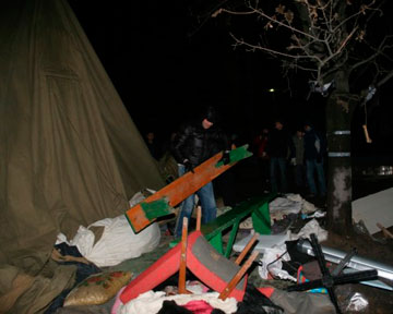 Группа чернобыльцев не согласилась на предложение власти. Их палатку демонтировали силой