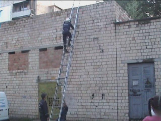 Незвичайна рятувальна операція в Чернівцях. Там МНС-никам довелося <b>знімати</b> <b>...</b>