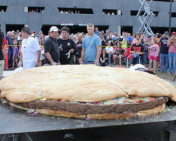 В США приготовили самый большой чизбургер в мире
