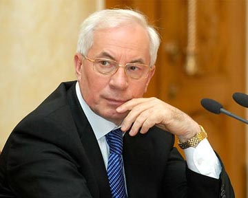 Азаров попросил международных наблюдателей не перебарщивать с критикой