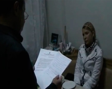 Генпрокуратура показала видео, как Тимошенко сообщают о подозрении в убийстве Щербаня