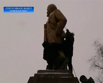 "Свободовцы" и коммунисты подрались из-за памятника Ленину в Ахтырке (фото, видео)