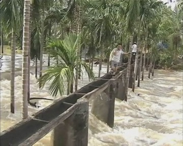 В Китай пришел тайфун "Хайян", унесший 10 000 жизней на Филиппинах (видео)
