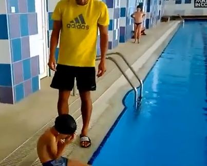 Тренер показал, как надевать плавательные шапочки (видео)