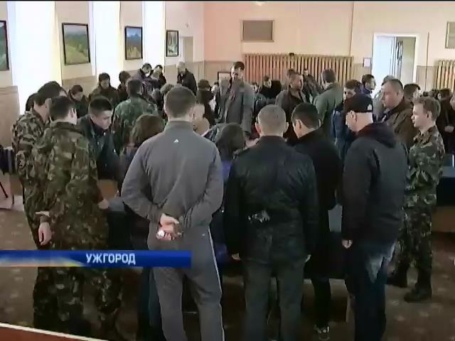В военкомате Ужгорода начали обучать добровольцев (видео)