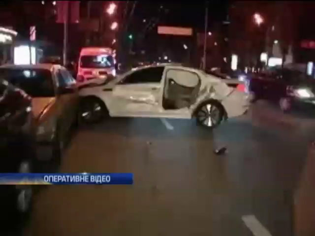 В центре Киева столкнулись сразу 4 машины (видео)