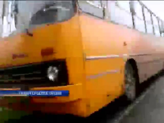 На Луганщине люди остановили автобусы с военными из Днепропетровска (видео)
