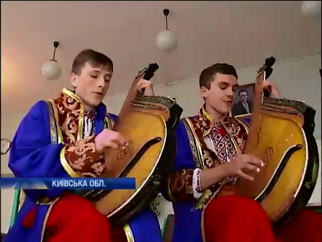 На Киевщине современные кобзари обучаются искусству игры на бандуре (видео)