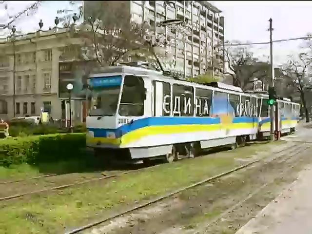 В Днепропетровске появился трамвай с надписью "ґдина краiна" (видео)