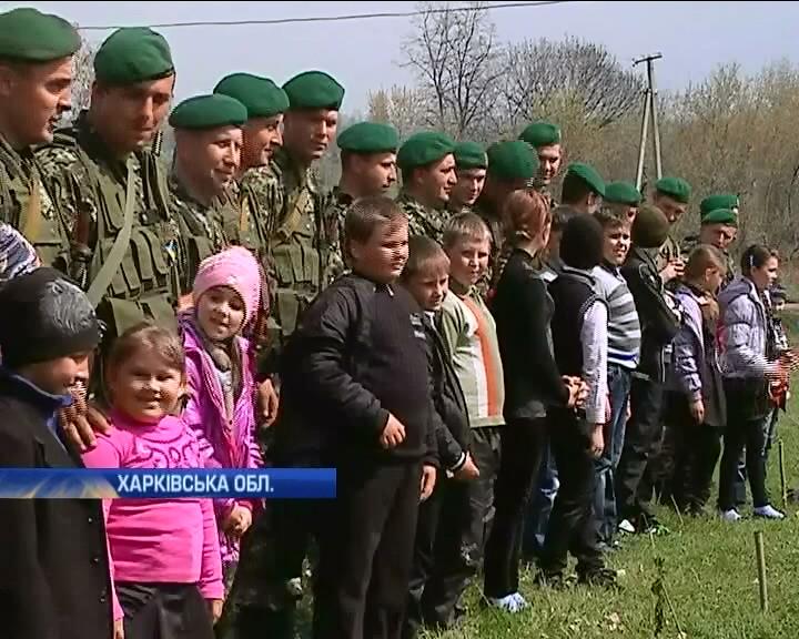 Уже месяц пограничники с западной Украины живут в селе на Харьковщине (видео)