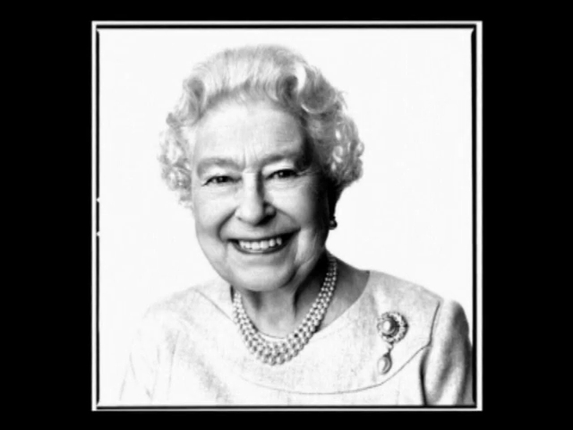 Публике показали новый официальный портрет королевы Британии (видео)
