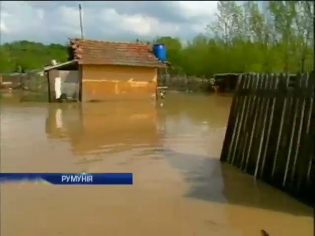 Из-за наводнений в Румынии пострадали жители 35 сел (видео)