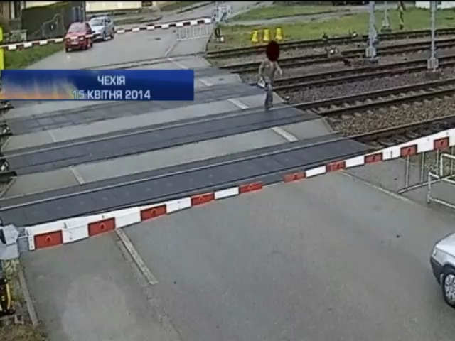 В Чехии 77-летний пассажир чудом выжил, переходя ж/д переезд (видео)