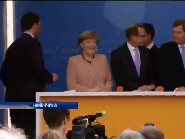 Меркель заявила, что Россия не имеет права вмешиваться в украинскую политику (видео) (видео)
