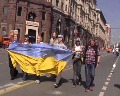 Москвичи спели на Тверской гимн Украины и загремели за решетку (видео)
