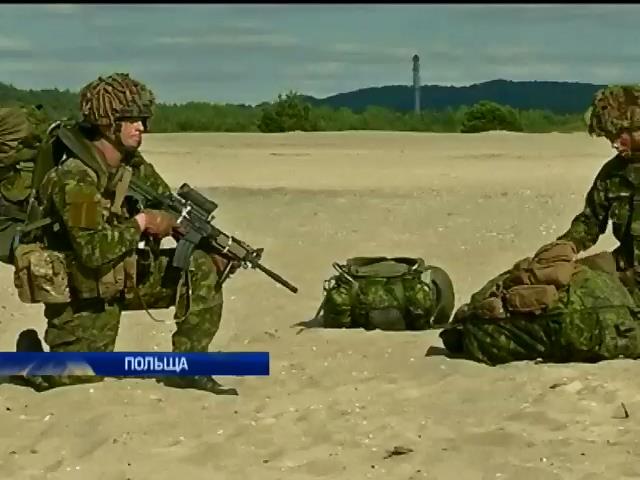 Учения НАТО: Американские и канадские десантники тренируются в небе над Польшей (видео)