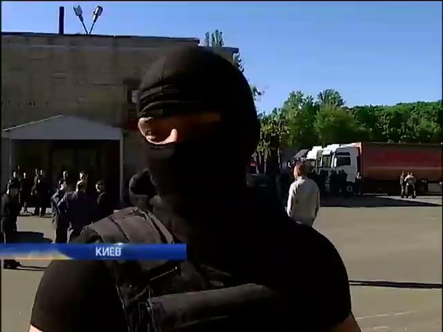 Бандиты напали на охрану офиса в центре Киева (видео)