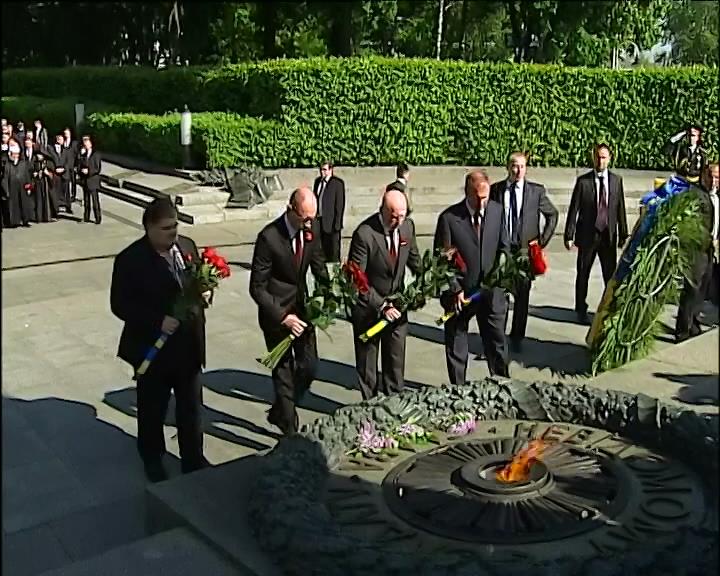 В столичном парке Славы политики почтили память павших (видео) (видео)