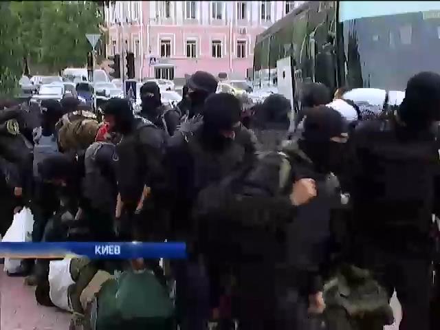 Добровольцы из батальона "Азов" возвращаются на передовую (видео)