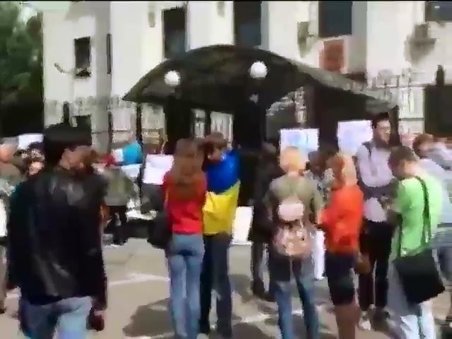Протестующие в Киеве установили украинский флаг над посольством России (видео) (видео)