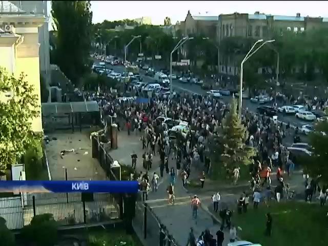 Посольство Російської Федерації у Києві вночі мало не знищили (відео)