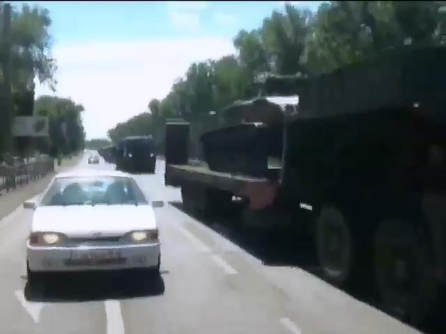 Танки и грузовики движутся к Украине через Новошахтинск Ростовской области (видео) (видео)