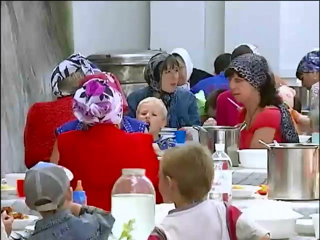 Настоятель Свято-Успенской Лавры благословил помощь переселенцам со всего Донбасса (видео)