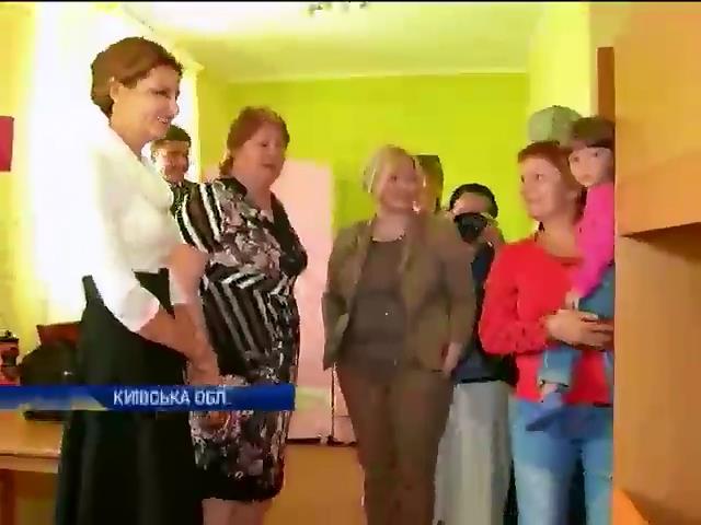Перша ледi Украiни провiдала дiтей-переселенцiв зi сходу (видео)
