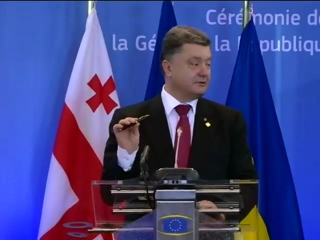 Ручку Януковича для Порошенко сохранила и привезла президент Литвы (видео) (видео)