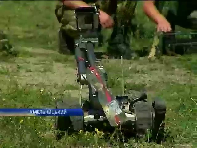 Украiнськi вiйськовi вчаться керувати роботами-саперами (вiдео) (видео)