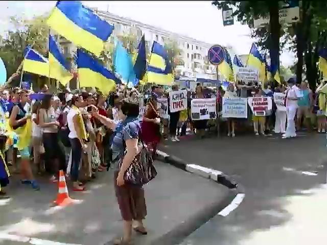 В Харькове митинговали против Кернеса и поливали людей водой (видео) (видео)