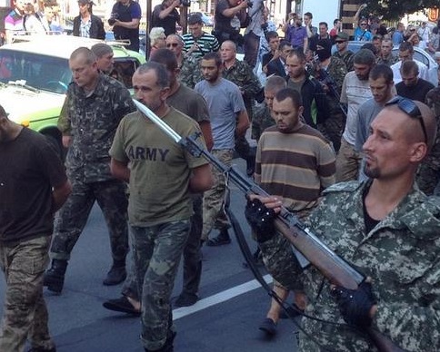 Террористы устроили "парад пленных" в Донецке (видео) (видео)