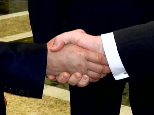 Порошенко Путину не улыбался и жестко жал руку (видео) (видео)