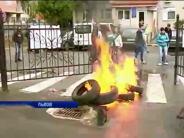 Во Львове с горящими покрышками и слезоточивым газом штурмовали здание ГАИ (видео) (видео)