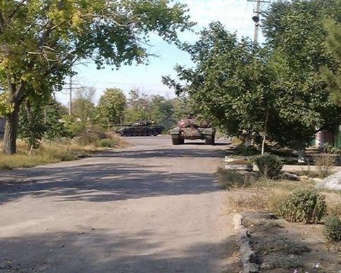 Войска России захватили Новоазовск, окружив его танками (карта)