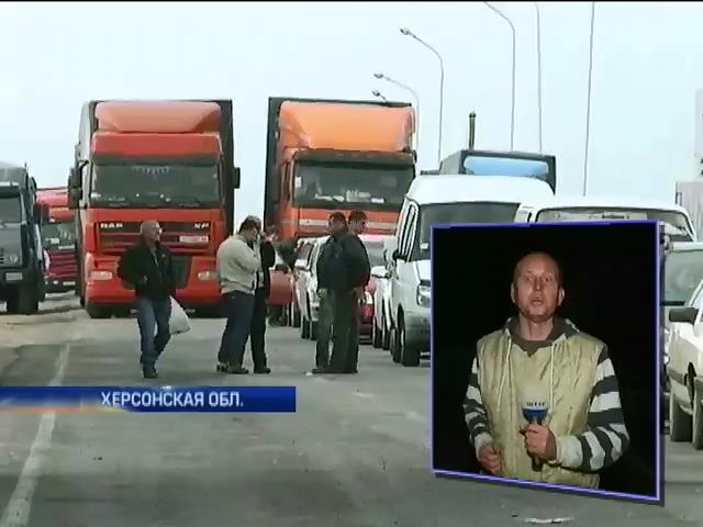 Из-за изменения правил пропуска грузов в Крым на границе застряли сотни фур (видео)