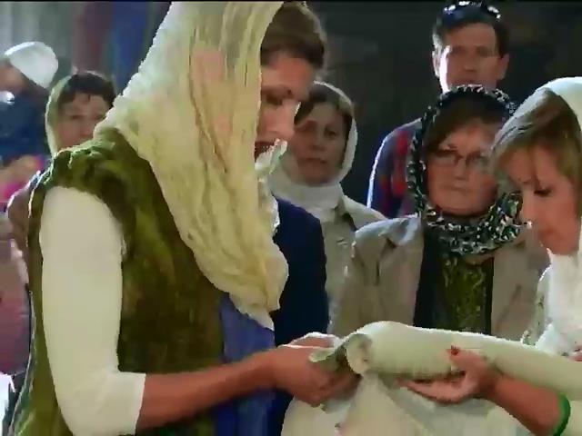 Марина Порошенко вышила рушник и передала иконы Михайловскому Златоверхому собору (видео)