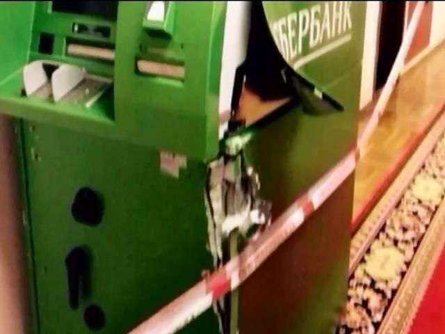 В Госдуме взломали банкомат Сбербанка ФОТО Фото взломанного банкомата вылож
