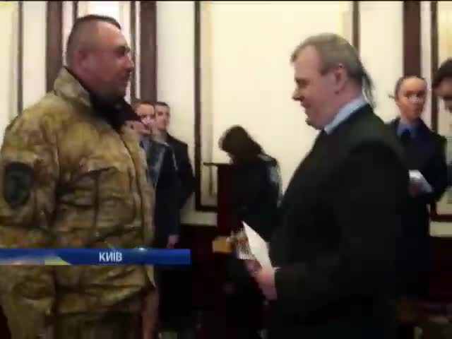 70 бiйцiв батальйону "Киiв-2" пiсля повернення з зони АТО отримали нагороди (видео)