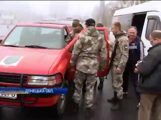 Волонтери з Киeва подарували джип бiйцям батальйону "Днiпро-1" (видео)