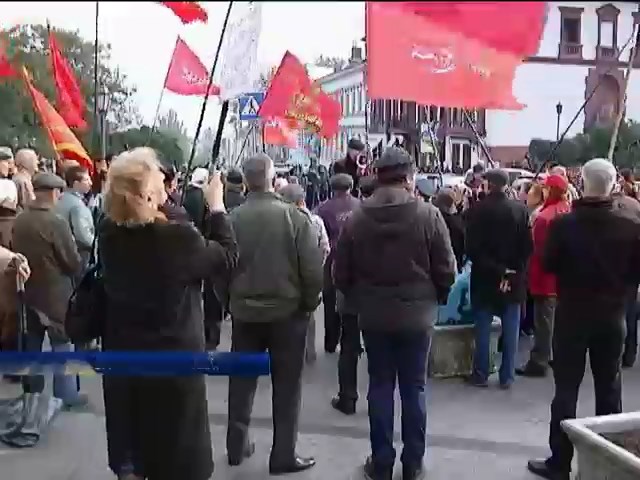 У Мелiтополi рвали й кидали на землю червонi прапори комунiстiв (видео)
