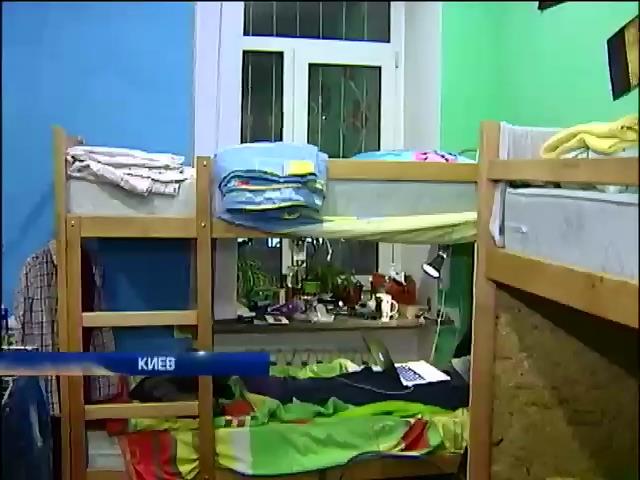 Переселенцы живут в хостелах по 11 человек (видео)