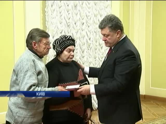 Порошенко пообiцяв дати Героя Украiни Жизневському (видео)