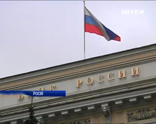 Рубль продовжуe стрiмке падiння: 55 за долар (видео)