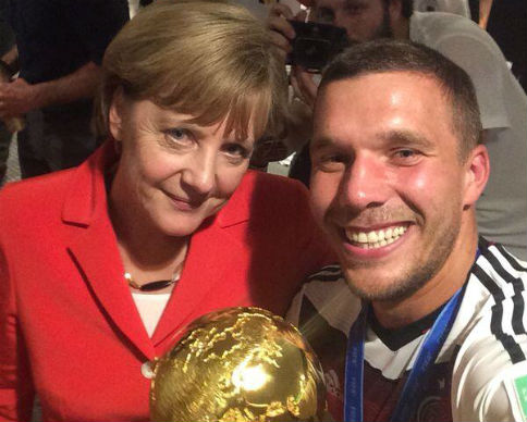 Футболист "Арсенала" продаст селфи с Меркель (видео)