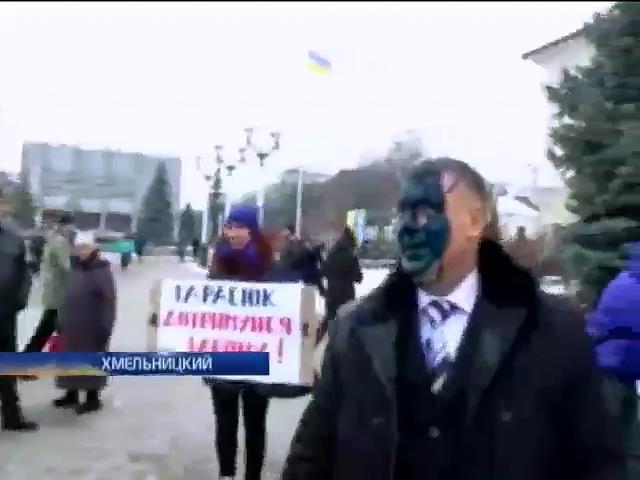 Селяне Хмельницкой области облили зеленкой чиновника (видео)